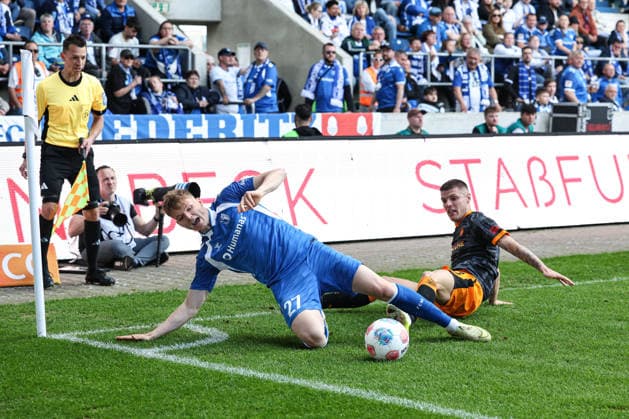 Philipp Hercher (1. FC Magdeburg,27) gegen Erik Wekesser (1. FC Kaiserslautern,13) - 2. Fußball Bundesliga Saison 2025-2026 1. FC Magdeburg vs. 1. FC Kaiserslautern in der Avnet Arena in Magdeburg - Aktion,Fußball,Mann,Männer,Deutschland,17.05.2026