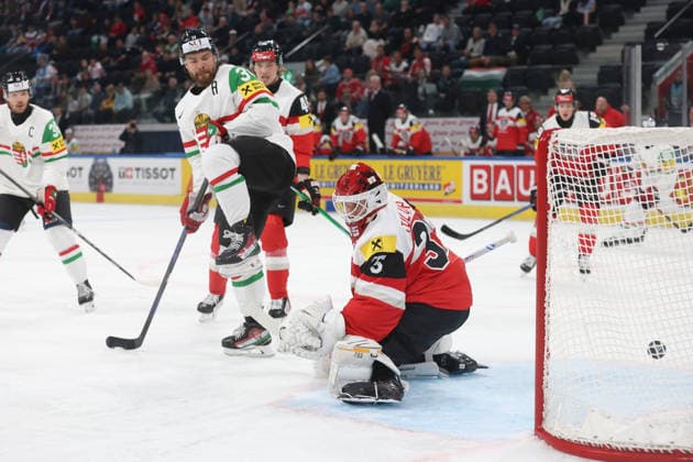 17.05.2026 Swiss Life Arena Zuerich , SCHWEIZ, Herren IIHF World Championship, WM, Weltmeisterschaft Zurich 2026 Gruppe A Oesterreich - Ungarn Istvan Terbocs (li,HUN) vor Torhueter Atte Tolvanen (AUT) beim 1:1 Ausgleich