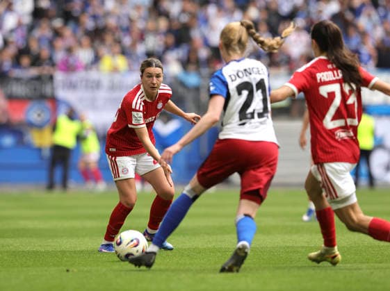 Foto : Vanessa GILLES (FC Bayern) gegen Jacqueline DÖNGES (HSV , 21) Fussball Pixel Bundesliga der Frauen 26. Spieltag am So. 17.05.2026 Hamburger SV - FC Bayern München