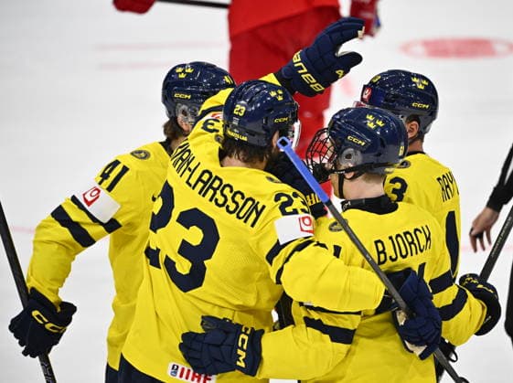 FRIBOURG, SCHWEIZ 20260517 Tre Kronors 34 Oliver Ekman-Larsson jublar med lakamraterna efter mal 2-0 under söndagens match i ishockey-VM mellan Danmark och Sverige pa BCF Arena, Fribourg i Schweiz.