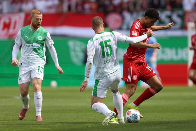 Jan Elvedi (SpVgg Greuther Fürth) und Emmanuel Iyoha (Fortuna Düsseldorf) im Zweikampf waehrend des Spiels der 2. Bundesliga zwischen SpVgg Greuther Fürth und Fortuna Düsseldorf, Sportpark Ronhof Thomas Sommer am 17. May 2026 in Fürth, Deutschland. (Foto von Oliver Kaelke DeFodi Images) +++ Jan Elvedi (SpVgg Greuther Fürth) und Emmanuel Iyoha (Fortuna Düsseldorf) battle for the ball during the 2. Bundesliga match between SpVgg Greuther Fürth and Fortuna Düsseldorf at Sportpark Ronhof Thomas Sommer on May 17, 2026 in Fürth, Germany. (Photo by Oliver Kaelke DeFodi Images) (Photo by Oliver Kaelke DeFodi Images) -