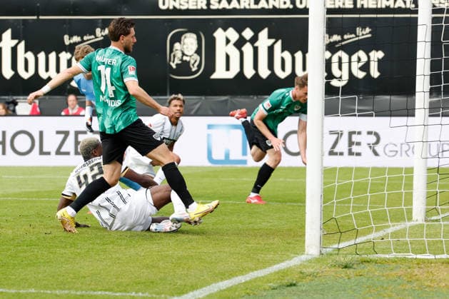 17.05.2026, xjrdrx, Fussball 2.Bundesliga, SV Elversberg - Preußen Münster v.l. David Mokwa (SV Elversberg) Torschuetze, erzielt das Tor, Treffer, scores the goal 3:0 (DFL DFB REGULATIONS PROHIBIT ANY USE OF PHOTOGRAPHS as IMAGE SEQUENCES and or QUASI-VIDEO) Elversberg