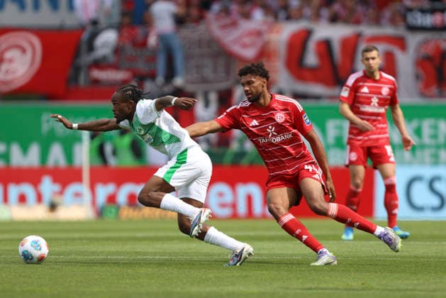 Noel Futkeu (SpVgg Greuther Fürth) und Elias Egouli (Fortuna Düsseldorf) im Zweikampf waehrend des Spiels der 2. Bundesliga zwischen SpVgg Greuther Fürth und Fortuna Düsseldorf, Sportpark Ronhof Thomas Sommer am 17. May 2026 in Fürth, Deutschland. (Foto von Oliver Kaelke DeFodi Images) +++ Noel Futkeu (SpVgg Greuther Fürth) und Elias Egouli (Fortuna Düsseldorf) battle for the ball during the 2. Bundesliga match between SpVgg Greuther Fürth and Fortuna Düsseldorf at Sportpark Ronhof Thomas Sommer on May 17, 2026 in Fürth, Germany. (Photo by Oliver Kaelke DeFodi Images) (Photo by Oliver Kaelke DeFodi Images) -
