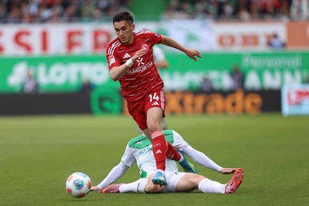 Sotiris Alexandropoulos (Fortuna Düsseldorf) und Paul Will (SpVgg Greuther Fürth) im Zweikampf waehrend des Spiels der 2. Bundesliga zwischen SpVgg Greuther Fürth und Fortuna Düsseldorf, Sportpark Ronhof Thomas Sommer am 17. May 2026 in Fürth, Deutschland. (Foto von Oliver Kaelke DeFodi Images) +++ Sotiris Alexandropoulos (Fortuna Düsseldorf) und Paul Will (SpVgg Greuther Fürth) battle for the ball during the 2. Bundesliga match between SpVgg Greuther Fürth and Fortuna Düsseldorf at Sportpark Ronhof Thomas Sommer on May 17, 2026 in Fürth, Germany. (Photo by Oliver Kaelke DeFodi Images) (Photo by Oliver Kaelke DeFodi Images) -