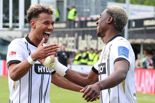 17.05.2026, xrekx, Fussball 2.Bundesliga, SV Elversberg - Preußen Münster v.l. Torjubel nach dem Tor zum celebrating the goal celebrate 3:0 durch BambasÃ ContÃ (SV 07 Elversberg) mit David Mokwa (SV 07 Elversberg) (DFL DFB REGULATIONS PROHIBIT ANY USE OF PHOTOGRAPHS as IMAGE SEQUENCES and or QUASI-VIDEO) Elversberg