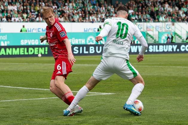 Tim Breithaupt 6 (Fortuna Duesseldorf) foult Branimir Hrgota 10 (Spvgg Greuther Fuerth) im Strafstoss, doch der Elfmeter wird wegen Abseitsstellung Hrgotas nicht gegeben, SpVgg Greuther Fuerth vs. Fortuna Duesseldorf, Fussball, Maenner, 2. Bundesliga, DFL, Saison 2025 2026, 34. Spieltag, Rueckrunde, 17.05.2026 DFB regulations prohibit any use of photographs as image sequences and or quasi-video Fuerth Bayern Deutschland