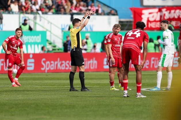 Referee Schiedsrichter Harm Osmers gibt die Entscheidung des VAR bekannt, das Tor von Noel Futkeu 9 (Spvgg Greuther Fuerth) wird nicht gegeben, SpVgg Greuther Fuerth vs. Fortuna Duesseldorf, Fussball, Maenner, 2. Bundesliga, DFL, Saison 2025 2026, 34. Spieltag, Rueckrunde, 17.05.2026 DFB regulations prohibit any use of photographs as image sequences and or quasi-video Fuerth Bayern Deutschland
