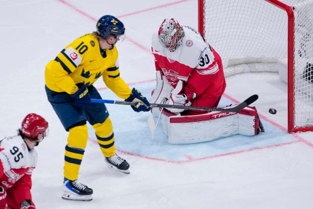 FRIBOURG, SWITZERLAND - MAY 17: Simon Holmstrom of Sweden L) against goalkeeper Mads Sogaard of Denmark R) during the 2026 IIHF Ice hockey, Eishockey World Championship, WM, Weltmeisterschaft Switzerland game between Denmark and Sweden at BCF Arena on May 17, 2026 in Fribourg, Fribourg. Fribourg BCF Arena Fribourg Switzerland Copyright: xJustPictures.ch JarixPestelaccix jp-en-EuSpIm-JP6_JAR_Denmark_Sweden_17May2026_00007