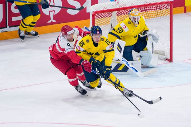 FRIBOURG, SWITZERLAND - MAY 17: Jack Berglund of Sweden C) against Frederik Storm of Denmark L) during the 2026 IIHF Ice hockey, Eishockey World Championship, WM, Weltmeisterschaft Switzerland game between Denmark and Sweden at BCF Arena on May 17, 2026 in Fribourg, Fribourg. Fribourg BCF Arena Fribourg Switzerland Copyright: xJustPictures.ch JarixPestelaccix jp-en-EuSpIm-JP6_JAR_Denmark_Sweden_17May2026_00010
