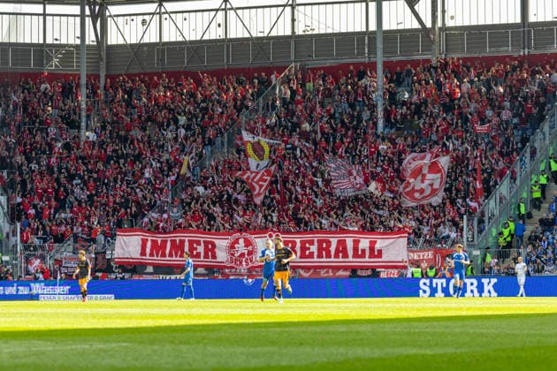 Deutschland: 2.Bundesliga, 34. Spieltag, Saison 2025 2026, 1.FC Magdeburg vs 1. FC Kaiserslautern Avnet Arena (Magdeburg) : Fanszene von 1. FC Kaiserslautern im Auswärtsblock