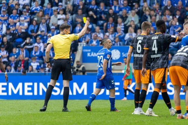 Deutschland: 2.Bundesliga, 34. Spieltag, Saison 2025 2026, 1.FC Magdeburg vs 1. FC Kaiserslautern Avnet Arena (Magdeburg) : Dr. Max Burda (Schiedsrichter) mit gelber Karte
