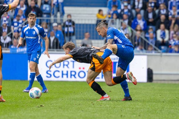 Deutschland: 2.Bundesliga, 34. Spieltag, Saison 2025 2026, 1.FC Magdeburg vs 1. FC Kaiserslautern Avnet Arena (Magdeburg) : Atik Baris (1. FC Magdeburg, 23) im Zweikampf gegen Skyttä Naatan (1. FC Kaiserslautern, 15)