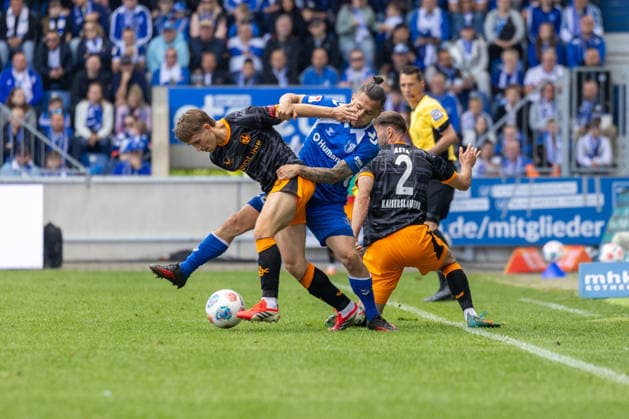 Deutschland: 2.Bundesliga, 34. Spieltag, Saison 2025 2026, 1.FC Magdeburg vs 1. FC Kaiserslautern Avnet Arena (Magdeburg) : Atik Baris (1. FC Magdeburg, 23) im Zweikampf gegen Skyttä Naatan (1. FC Kaiserslautern, 15), Asta Simon (1. FC Kaiserslautern, 2)