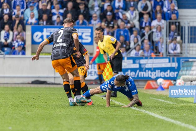 Deutschland: 2.Bundesliga, 34. Spieltag, Saison 2025 2026, 1.FC Magdeburg vs 1. FC Kaiserslautern Avnet Arena (Magdeburg) : Atik Baris (1. FC Magdeburg, 23) im Zweikampf gegen Asta Simon (1. FC Kaiserslautern, 2), Skyttä Naatan (1. FC Kaiserslautern, 15)