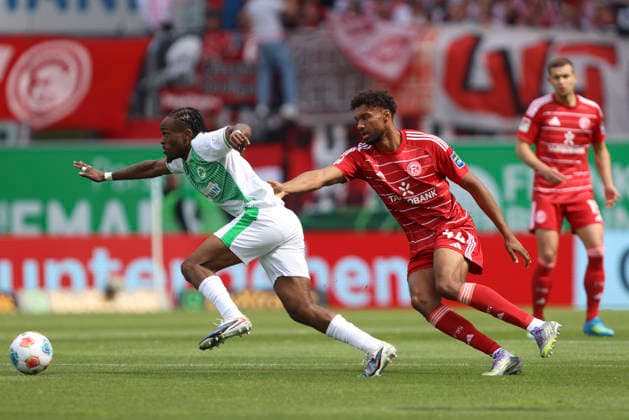Noel Futkeu (SpVgg Greuther Fürth) und Elias Egouli (Fortuna Düsseldorf) im Zweikampf waehrend des Spiels der 2. Bundesliga zwischen SpVgg Greuther Fürth und Fortuna Düsseldorf, Sportpark Ronhof Thomas Sommer am 17. May 2026 in Fürth, Deutschland. (Foto von Oliver Kaelke DeFodi Images) +++ Noel Futkeu (SpVgg Greuther Fürth) und Elias Egouli (Fortuna Düsseldorf) battle for the ball during the 2. Bundesliga match between SpVgg Greuther Fürth and Fortuna Düsseldorf at Sportpark Ronhof Thomas Sommer on May 17, 2026 in Fürth, Germany. (Photo by Oliver Kaelke DeFodi Images) (Photo by Oliver Kaelke DeFodi Images) -