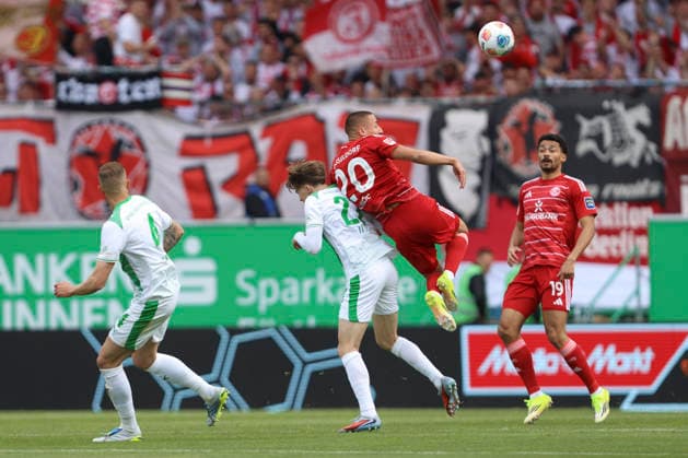 Luca Itter (SpVgg Greuther Fürth) und Marin Ljubicic (Fortuna Düsseldorf) im Zweikampf waehrend des Spiels der 2. Bundesliga zwischen SpVgg Greuther Fürth und Fortuna Düsseldorf, Sportpark Ronhof Thomas Sommer am 17. May 2026 in Fürth, Deutschland. (Foto von Oliver Kaelke DeFodi Images) +++ Luca Itter (SpVgg Greuther Fürth) und Marin Ljubicic (Fortuna Düsseldorf) battle for the ball during the 2. Bundesliga match between SpVgg Greuther Fürth and Fortuna Düsseldorf at Sportpark Ronhof Thomas Sommer on May 17, 2026 in Fürth, Germany. (Photo by Oliver Kaelke DeFodi Images) (Photo by Oliver Kaelke DeFodi Images) -