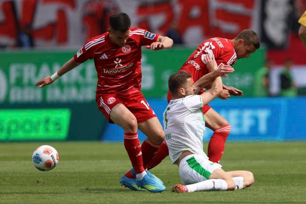 Sotiris Alexandropoulos (Fortuna Düsseldorf), Dennis Srbeny (SpVgg Greuther Fürth) und Tim Oberdorf (Fortuna Düsseldorf) im Zweikampf waehrend des Spiels der 2. Bundesliga zwischen SpVgg Greuther Fürth und Fortuna Düsseldorf, Sportpark Ronhof Thomas Sommer am 17. May 2026 in Fürth, Deutschland. (Foto von Oliver Kaelke DeFodi Images) +++ Sotiris Alexandropoulos (Fortuna Düsseldorf), Dennis Srbeny (SpVgg Greuther Fürth) und Tim Oberdorf (Fortuna Düsseldorf) battle for the ball during the 2. Bundesliga match between SpVgg Greuther Fürth and Fortuna Düsseldorf at Sportpark Ronhof Thomas Sommer on May 17, 2026 in Fürth, Germany. (Photo by Oliver Kaelke DeFodi Images) (Photo by Oliver Kaelke DeFodi Images) -