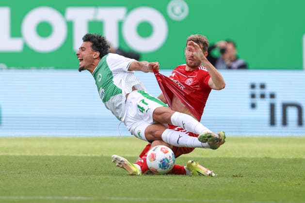 Sayfallah Ltaief (SpVgg Greuther Fürth) und Christopher Lenz (Fortuna Düsseldorf) im Zweikampf waehrend des Spiels der 2. Bundesliga zwischen SpVgg Greuther Fürth und Fortuna Düsseldorf, Sportpark Ronhof Thomas Sommer am 17. May 2026 in Fürth, Deutschland. (Foto von Oliver Kaelke DeFodi Images) +++ Sayfallah Ltaief (SpVgg Greuther Fürth) und Christopher Lenz (Fortuna Düsseldorf) battle for the ball during the 2. Bundesliga match between SpVgg Greuther Fürth and Fortuna Düsseldorf at Sportpark Ronhof Thomas Sommer on May 17, 2026 in Fürth, Germany. (Photo by Oliver Kaelke DeFodi Images) (Photo by Oliver Kaelke DeFodi Images) -