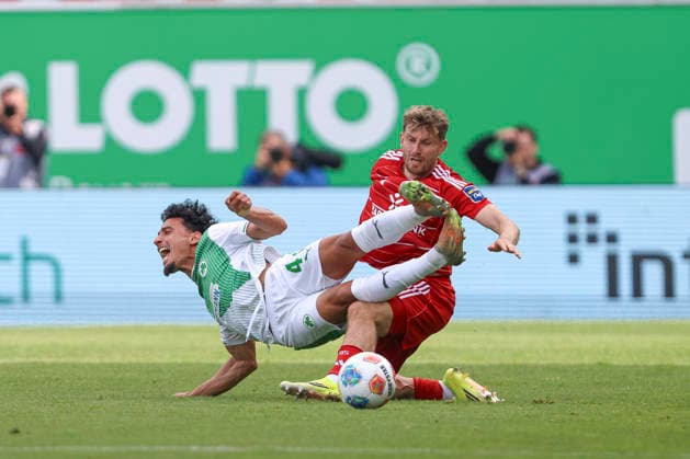 Sayfallah Ltaief (SpVgg Greuther Fürth) und Christopher Lenz (Fortuna Düsseldorf) im Zweikampf waehrend des Spiels der 2. Bundesliga zwischen SpVgg Greuther Fürth und Fortuna Düsseldorf, Sportpark Ronhof Thomas Sommer am 17. May 2026 in Fürth, Deutschland. (Foto von Oliver Kaelke DeFodi Images) +++ Sayfallah Ltaief (SpVgg Greuther Fürth) und Christopher Lenz (Fortuna Düsseldorf) battle for the ball during the 2. Bundesliga match between SpVgg Greuther Fürth and Fortuna Düsseldorf at Sportpark Ronhof Thomas Sommer on May 17, 2026 in Fürth, Germany. (Photo by Oliver Kaelke DeFodi Images) (Photo by Oliver Kaelke DeFodi Images) -