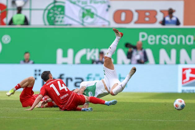 Sotiris Alexandropoulos (Fortuna Düsseldorf) und Felix Klaus (SpVgg Greuther Fürth) im Zweikampf waehrend des Spiels der 2. Bundesliga zwischen SpVgg Greuther Fürth und Fortuna Düsseldorf, Sportpark Ronhof Thomas Sommer am 17. May 2026 in Fürth, Deutschland. (Foto von Oliver Kaelke DeFodi Images) +++ Sotiris Alexandropoulos (Fortuna Düsseldorf) und Felix Klaus (SpVgg Greuther Fürth) battle for the ball during the 2. Bundesliga match between SpVgg Greuther Fürth and Fortuna Düsseldorf at Sportpark Ronhof Thomas Sommer on May 17, 2026 in Fürth, Germany. (Photo by Oliver Kaelke DeFodi Images) (Photo by Oliver Kaelke DeFodi Images) -