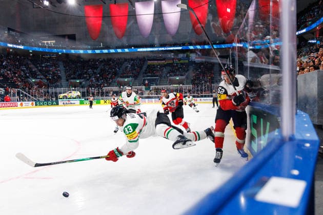 Ice hockey, Eishockey - IIHF WC 2026 ZURICH,SWITZERLAND,17.MAY.26 - ICE HOCKEY - IIHF Ice Hockey World Championship, WM, Weltmeisterschaft 2026, group stage, Austria vs Hungary. Image shows Milan Horvath (HUN) and Paul Huber (AUT).  GEPAxpictures xMaticxKlansek
