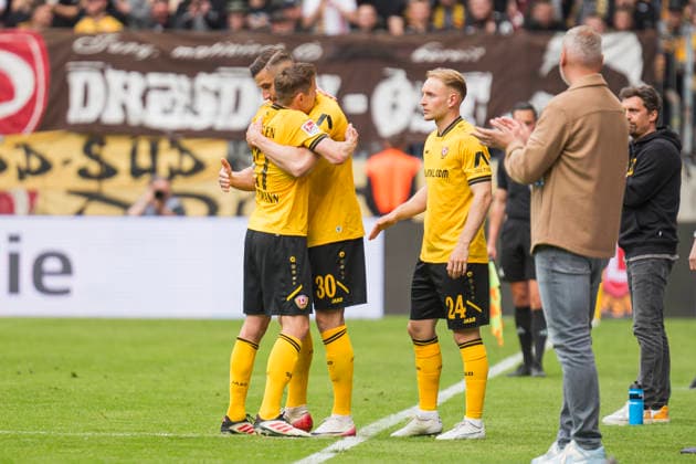 17.05.2026, xomx, Fussball 2.Bundesliga, Dynamo Dresden - Holstein Kiel v.l. Wechsel SGD. Fuer Niklas Hauptmann (Dynamo Dresden) kommt Stefan Kutschke (Dynamo Dresden). Phil Harres (Holstein Kiel). Thomas Stamm (Dynamo Dresden Trainer) (DFL DFB REGULATIONS PROHIBIT ANY USE OF PHOTOGRAPHS as IMAGE SEQUENCES and or QUASI-VIDEO) Dresden