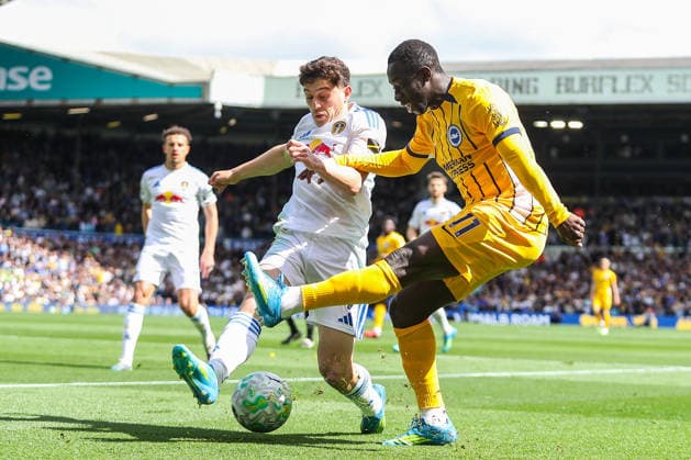Leeds United v Brighton & Hove Albion, Premier League Yankuba Minteh Of Brighton & Hove Albion battles with Daniel James Of Leeds United during the Leeds United v Brighton & Hove Albion Premier League match at Elland Road, Leeds, England on 17 May 2026 Credit: Lee Keuneke Every Second Media Editorial use only. All images are copyright Every Second Media Limited. No images may be reproduced without prior permission. All rights reserved. Premier League and Football League images are subject to licensing agreements with Football DataCo Limited. see https: www.football-dataco.com Copyright: xIMAGO EveryxSecondxMediax ESM-1999-0088 LeexKeunekex xEveryxSecondxMediax