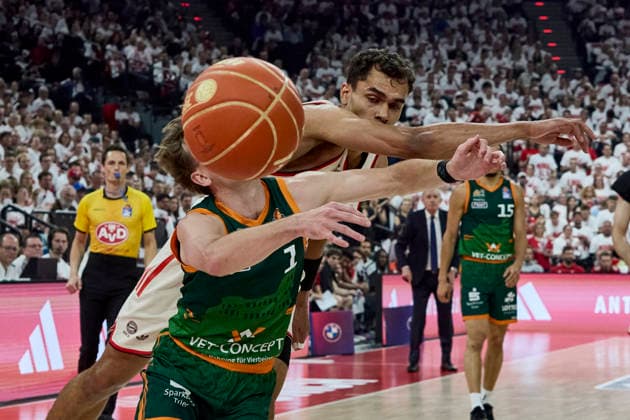 Deutsche Basketball Bundesliga (BBL), FC Bayern München Basketball vs VET-CONCEPT GLADIATORS Trier, München FC Bayern Basketball, Trier VET-CONCEPT GLADIATORS, 2026-05-17 in München (SAP Garden) ASHWORTH Steven (VET-CONCEPT GLADIATORS TRIER Point Guard (PG) Nr1-TRI1), DA SILVA Oscar (FC Bayern München Basketball Power Forward (PF) Nr1-FCBB1) sportworld München SAP Garden Bayern Deutschland