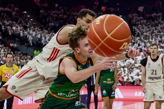 Deutsche Basketball Bundesliga (BBL), FC Bayern München Basketball vs VET-CONCEPT GLADIATORS Trier, München FC Bayern Basketball, Trier VET-CONCEPT GLADIATORS, 2026-05-17 in München (SAP Garden) ASHWORTH Steven (VET-CONCEPT GLADIATORS TRIER Point Guard (PG) Nr1-TRI1), DA SILVA Oscar (FC Bayern München Basketball Power Forward (PF) Nr1-FCBB1) sportworld München SAP Garden Bayern Deutschland