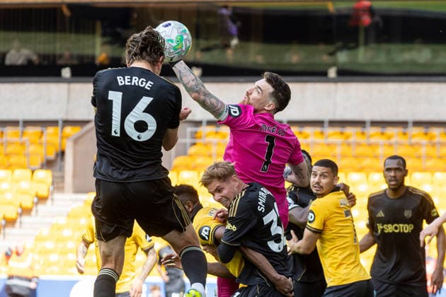Wolverhampton Wanderers v Fulham, Premier League Wolverhampton Wanderers goalkeeper Jose Sa (1) tries to clear bal during the Premier League match between Wolverhampton Wanderers and Fulham at Molineux, Wolverhampton, UK on 17 May 2026. Wolverhampton Molineux West Midlands UK Editorial use only DataCo restrictions apply See www.football-dataco.com , Copyright: xManjitxNarotrax PSI-24265-0024