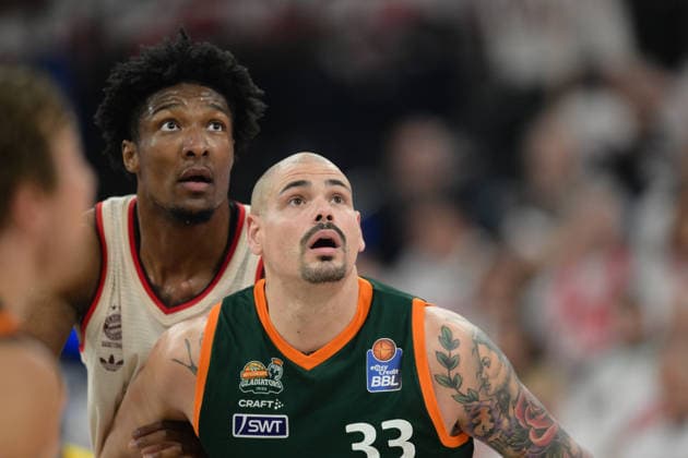 Basketball, easy Credit BBL, 20260517, FC Bayern München - Vet-Concept Gladiators Trier. Im Bild v.l. David MCCORMACK (Bayern, 33), Maik ZIRBES (Trier. München SAP Garden Bayern Deutschland Copyright: Passion2Press.dex xMarkusxFischex