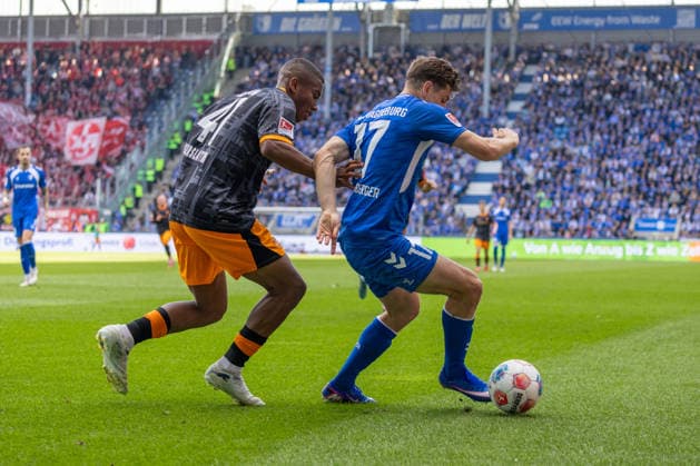 Deutschland: 2.Bundesliga, 34. Spieltag, Saison 2025 2026, 1.FC Magdeburg vs 1. FC Kaiserslautern Avnet Arena (Magdeburg) : Nollenberger Alexander (1. FC Magdeburg, 17) im Zweikampf gegen Schramm David (1. FC Kaiserslautern, 41)