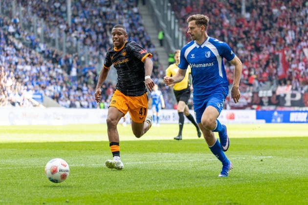Deutschland: 2.Bundesliga, 34. Spieltag, Saison 2025 2026, 1.FC Magdeburg vs 1. FC Kaiserslautern Avnet Arena (Magdeburg) : Nollenberger Alexander (1. FC Magdeburg, 17) im Zweikampf gegen Schramm David (1. FC Kaiserslautern, 41)