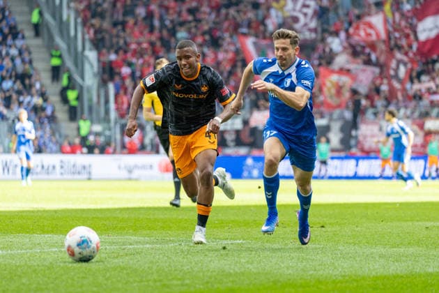 Deutschland: 2.Bundesliga, 34. Spieltag, Saison 2025 2026, 1.FC Magdeburg vs 1. FC Kaiserslautern Avnet Arena (Magdeburg) : Nollenberger Alexander (1. FC Magdeburg, 17) im Zweikampf gegen Schramm David (1. FC Kaiserslautern, 41)