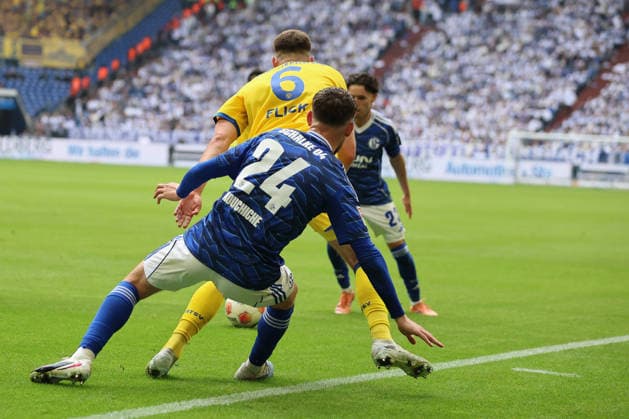 Adil Aouchiche (FC Schalke 04) und Florian Flick (Eintracht Braunschweig) beim Spiel der 2. Bundesliga (Saison 2025 26) FC Schalke 04 - Eintracht Braunschweig - Copyright: Thomas Pakusch