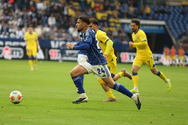 Adil Aouchiche (FC Schalke 04) beim Spiel der 2. Bundesliga (Saison 2025 26) FC Schalke 04 - Eintracht Braunschweig - Copyright: Thomas Pakusch