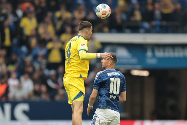 Andi Hoti (Eintracht Braunschweig) und Edin Dzeko (FC Schalke 04) beim Spiel der 2. Bundesliga (Saison 2025 26) FC Schalke 04 - Eintracht Braunschweig - Copyright: Thomas Pakusch