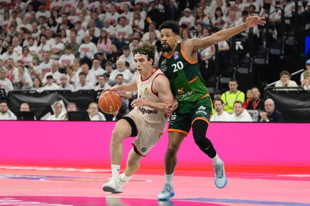 Basketball, easy Credit BBL, 20260517, FC Bayern München - Vet-Concept Gladiators Trier. Im Bild v.l. Justinian JESSUP (Bayern, 10), Urald KING (Trier, 20). München SAP Garden Bayern Deutschland Copyright: Passion2Press.dex xMarkusxFischex