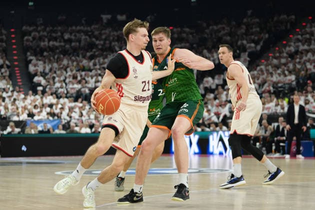 Basketball, easy Credit BBL, 20260517, FC Bayern München - Vet-Concept Gladiators Trier. Im Bild v.l. Justus HOLLATZ (Bayern, 21), Marten LINßEN (Trier, 12). München SAP Garden Bayern Deutschland Copyright: Passion2Press.dex xMarkusxFischex