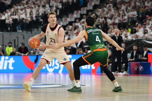Basketball, easy Credit BBL, 20260517, FC Bayern München - Vet-Concept Gladiators Trier. Im Bild v.l. Justus HOLLATZ (Bayern, 21), Clay GUILLOZET (Trier, 4). München SAP Garden Bayern Deutschland Copyright: Passion2Press.dex xMarkusxFischex