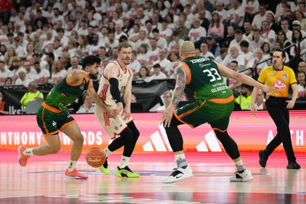 Basketball, easy Credit BBL, 20260517, FC Bayern München - Vet-Concept Gladiators Trier. Im Bild v.l. Dehkordi Behnam YAKHCHALI (Trier, 8), Andreas OBST (Bayern, 13), Maik ZIRBES (Trier, 33). München SAP Garden Bayern Deutschland Copyright: Passion2Press.dex xMarkusxFischex