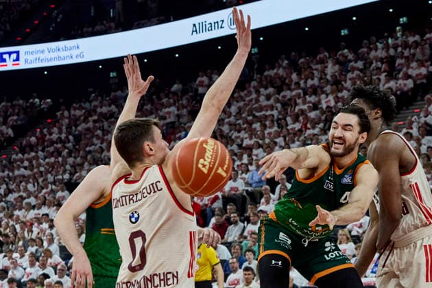 Deutsche Basketball Bundesliga (BBL), FC Bayern München Basketball vs VET-CONCEPT GLADIATORS Trier, München FC Bayern Basketball, Trier VET-CONCEPT GLADIATORS, 2026-05-17 in München (SAP Garden) GUILLOZET Clay (VET-CONCEPT GLADIATORS TRIER Shooting Guard (SG) Nr4-TRI4), DIMITRIJEVIC Neno (FC Bayern München Basketball Guard (Nr.0) BAY0 ) sportworld München SAP Garden Bayern Deutschland