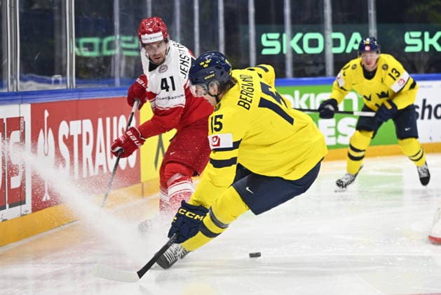 FRIBOURG, SCHWEIZ 20260517 Danmarks Jesper Jensen Aabo mot Sveriges Jack Berglund under söndagens match i ishockey-VM mellan Danmark och Sverige pa BCF Arena, Fribourg i Schweiz.