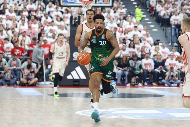 Urald King (Vet Concept Gladiators Trier, 20) mit Ball mit Oscar da Silva (FC Bayern Basketball, 01), GER, FC Bayern Basketball vs. Vet Concept Gladiators Trier, Basketball, easycredit Basketball Bundesliga, Playoffs, Viertelfinale Saison 2025 2026, 17.05.2026, GER, FC Bayern Basketball vs. Vet Concept Gladiators Trier, Basketball, easycredit Basketball Bundesliga, Playoffs, Viertelfinale Saison 2025 2026, 17.05.2026 Muenchen Copyright: xEibner-Pressefoto JennixMaulx EP_JML