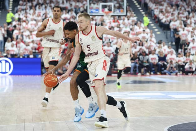 Nolan Adekunle (Vet Concept Gladiators Trier, 22) mit Niels Giffey (FC Bayern Basketball, 05), GER, FC Bayern Basketball vs. Vet Concept Gladiators Trier, Basketball, easycredit Basketball Bundesliga, Playoffs, Viertelfinale Saison 2025 2026, 17.05.2026, GER, FC Bayern Basketball vs. Vet Concept Gladiators Trier, Basketball, easycredit Basketball Bundesliga, Playoffs, Viertelfinale Saison 2025 2026, 17.05.2026 Muenchen Copyright: xEibner-Pressefoto JennixMaulx EP_JML