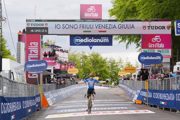 Sport Bilder des Tages Denmark™s Jonas Vingegaard Hansen of Team Visma Lease A Bike Winner of stage during Stage 9 of the Giro d™Italia, from Cervia to Corno alle Scale, Italy, Sunday, May 17, 2026.  Copyright: xMassimoxPaolone LaPressex