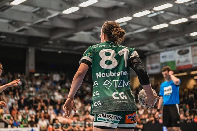 Szene mit Lea Neubrander (81; Frisch auf Göppingen Frauen) von hinten in der EWS Arena Szene mit Lea Neubrander (81; Frisch auf Göppingen Frauen) in der EWS Arena