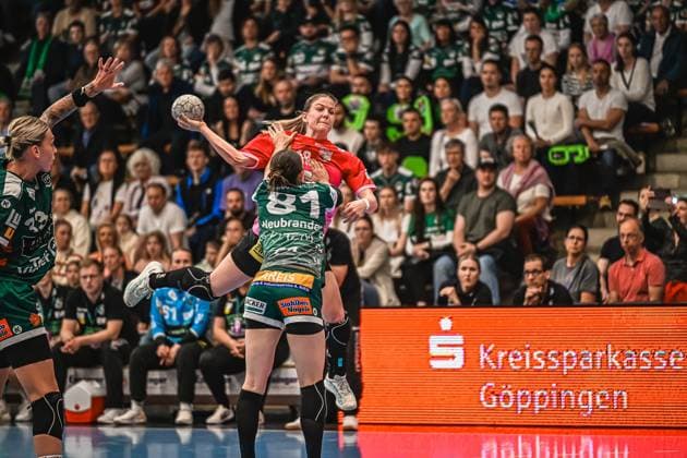 Szene mit 18; SV Halle-Neustadt, Lea Neubrander (81; Frisch auf Göppingen Frauen) und Luisa Schulze (33; Frisch auf Göppingen Frauen) Szene mit 18; SV Halle-Neustadt und Lea Neubrander (81; Frisch auf Göppingen Frauen)