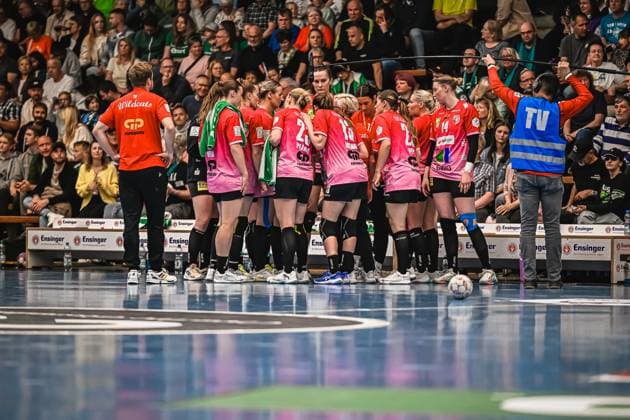 Szene mit 2; SV Halle-Neustadt, Lynn Molenaar (7; SV Halle-Neustadt), Tina Wagenlader (14; SV Halle-Neustadt), 18; SV Halle-Neustadt, Tabea Wipper (22; SV Halle-Neustadt), Cara Reuthal (26; SV Halle-Neustadt) und 27; SV Halle-Neustadt Besprechung von 2; SV Halle-Neustadt und Team