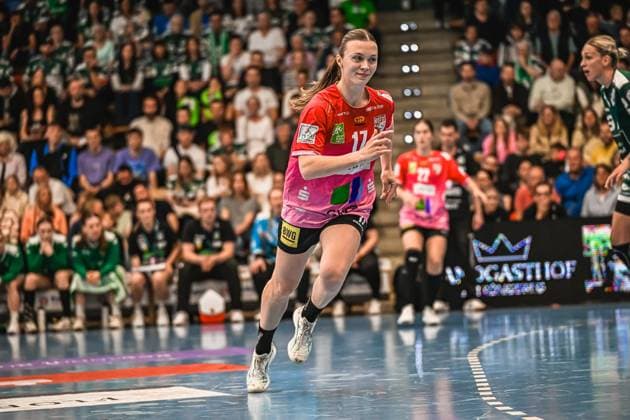 Szene mit Emma Hertha (17; SV Halle-Neustadt) und 19; Frisch auf Göppingen Frauen in der EWS Arena Szene mit Emma Hertha (17; SV Halle-Neustadt) und 19; Frisch auf Göppingen Frauen